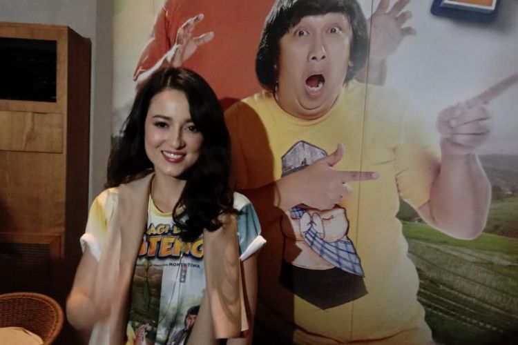 Julie Estelle menghadiri peluncuran trailer dan poster film Lagi-lagi Ateng di Ecology Bistro Kemang, Jakarta Selatan, Senin (3/12/2018).