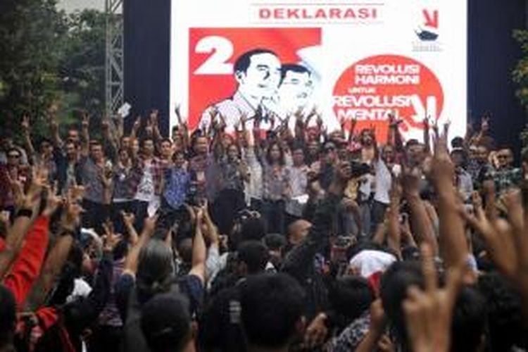 Puluhan artis dan relawan pendukung calon presiden-wakil presiden Joko Widodo-Jusuf Kalla mengadakan konser musik sekaligus deklarasi Revolusi Harmoni untuk Revolusi Mental di Parkir Timur Senayan, Jakarta, Rabu (11/6/2014).