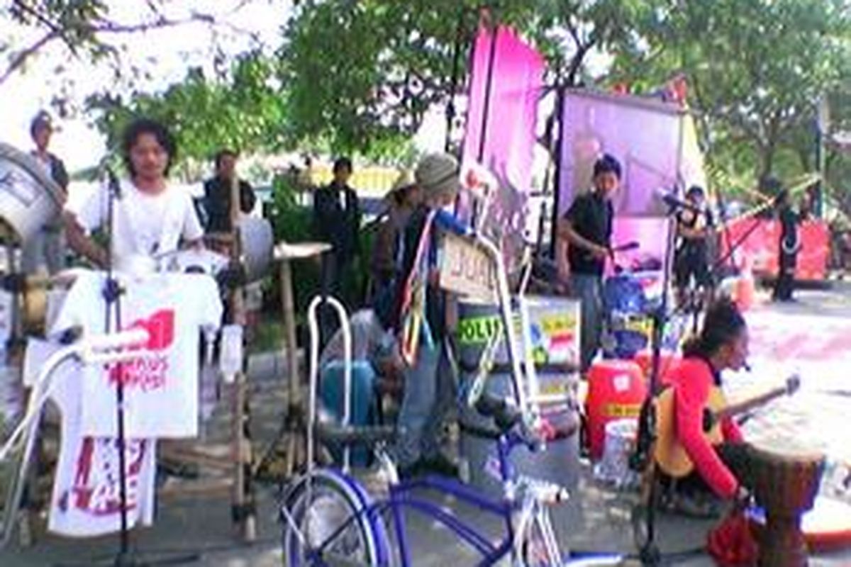 Pertunjukan musik dari aneka peralatan dapur diramu dalam musik ritmis Sirkus Perkusi  di stage Street Fast, Urbanfest 2008 di Pantai Karnaval, Ancol, Minggu (29/6).