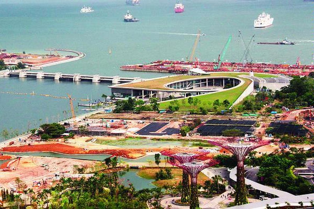 Rumah pompa Marina Barrage, Singapura, tidak sekadar menjadi rumah pompa yang mengatur ketinggian air di tanggul Marina. Rumah pompa ini juga menjadi museum dan pusat pendidikan pengolahan air di Singapura. Rumah pompa Marina Barrage berfungsi sebagai pengendali banjir. Apabila hujan turun di Pulau Singapura, pompa dibuka sehingga air sungai mengalir ke laut agar tidak terjadi banjir. Saat tidak hujan, air sungai dibendung untuk keperluan air baku dan pusat wisata.