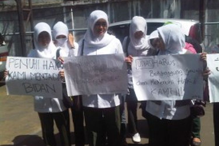 Mahasiswa kebidanan universitas nasional jakarta mendatangi kantor komnas HAM, karena mereka merasa dibohongi oleh pihak kampus, Jumat (28/6/2013)