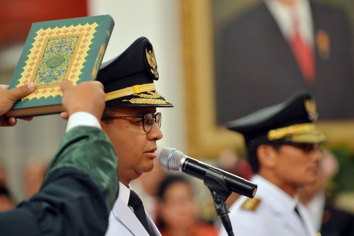 Gubernur DKI Jakarta Anies Baswedan (kiri) dan Wakil Gubernur Sandiaga Uno melakukan mengucapkan sumpah jabatan ketika pelantikan di Istana Negara, Jakarta, Senin (16/10/2017). Presiden Joko Widodo melantik Anies Baswedan sebagai Gubernur DKI Jakarta dan Sandiaga Uno sebagai Wakil Gubernur DKI Jakarta untuk periode 2017-2022.