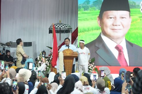 Prabowo Disambut Ribuan Ibu-ibu Saat Mampir ke Rumah Dedi Mulyadi