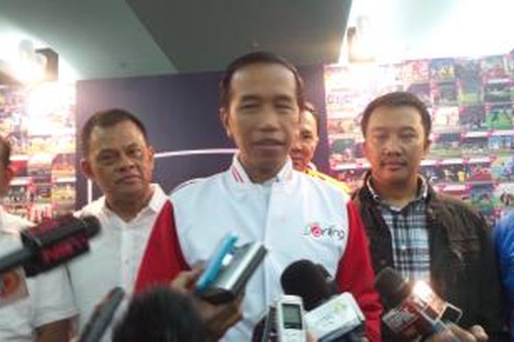 Presiden Joko Widodo usai pertandingan final Piala Presiden 2015 di Stadion Gelora Bung Karno, Minggu (18/10/2015)