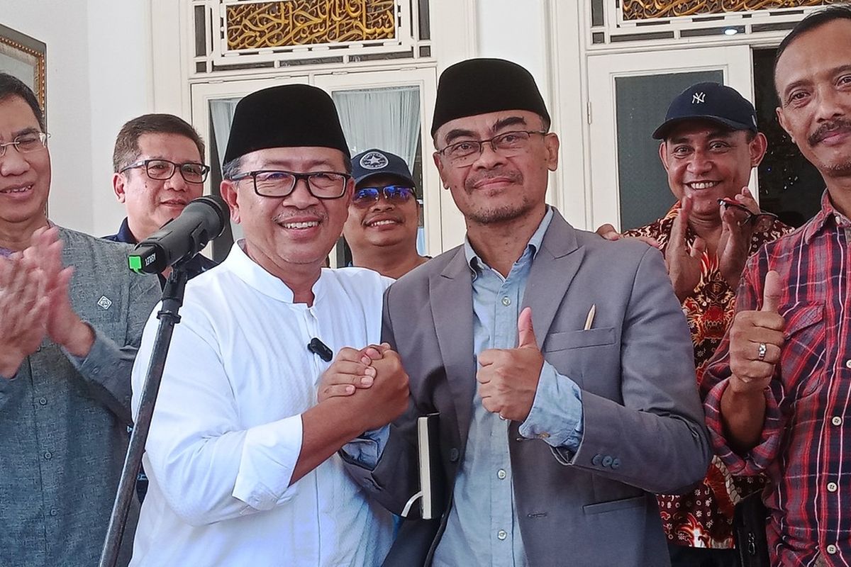Bupati Cianjur Herman Suherman dan Sekda Cianjur Cecep Alamsyah bersama sejumlah perangkat daerah bersalaman di Pendopo BUpati, Jumat (3/5/2024) untuk sepakat berdamai usai berpolemik terkait surat desakan sekda mundur.
