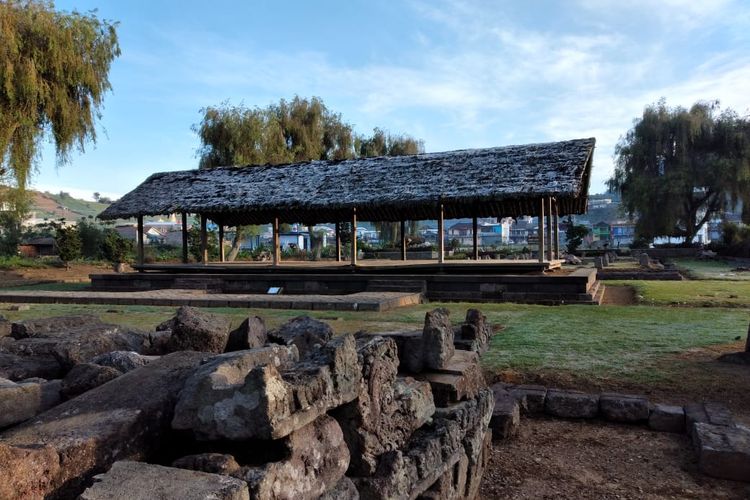 Tampak atap bangunan sekitar komplek Candi Arjuna, Dataran Tinggi Dieng, Jawa Tengah dipenuhi embun es pada Rabu (16/9/2020).