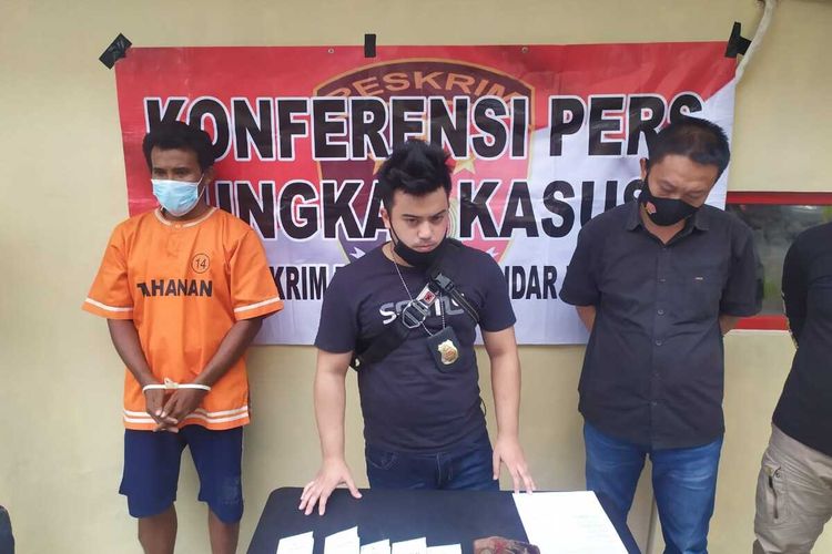 Pelaku pencurian perhiasan emas senilai Rp 300 juta, Tantowi (kaus tahanan) saat ekspos kasus di Polresta Bandar Lampung.