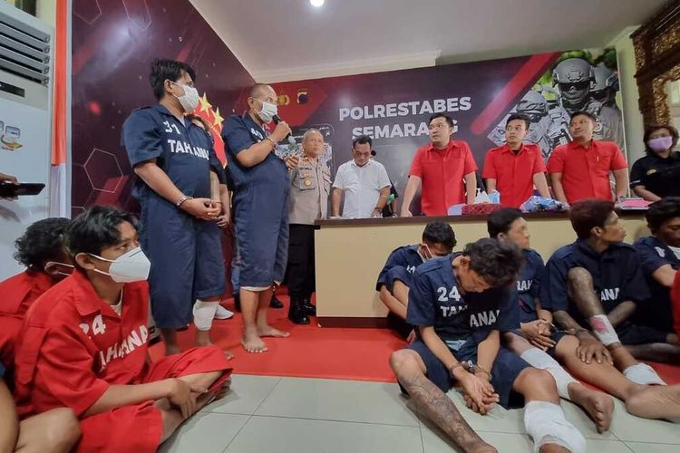 Dua pelaku pencurian mikrobus hadir dalam jumpa pers di Polrestabes Semarang, Kamis (12/1/2023).
