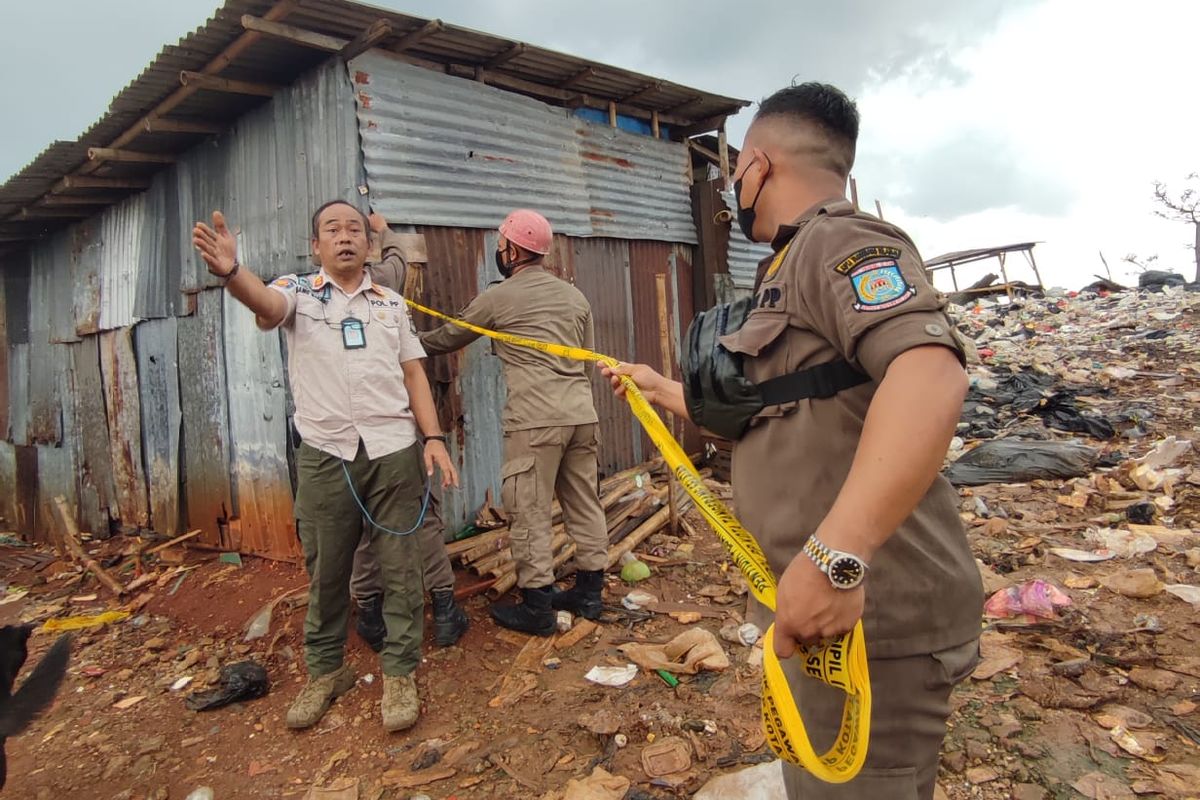 Satpol PP Tangsel Pasang Garis PPNS di Lahan Milik Swasta yang Menjadi Tempat Pembuangan Sampah Ilegal. Pemasangan Dilakukan pada Rabu (8/6/2022)