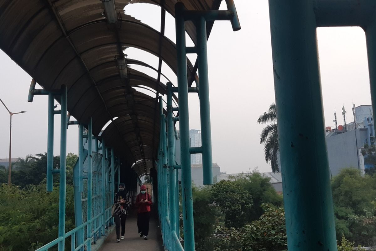 Pejalan kaki melintas di JPO Kedoya Jakarta Barat pada Selasa (26/11/2019)