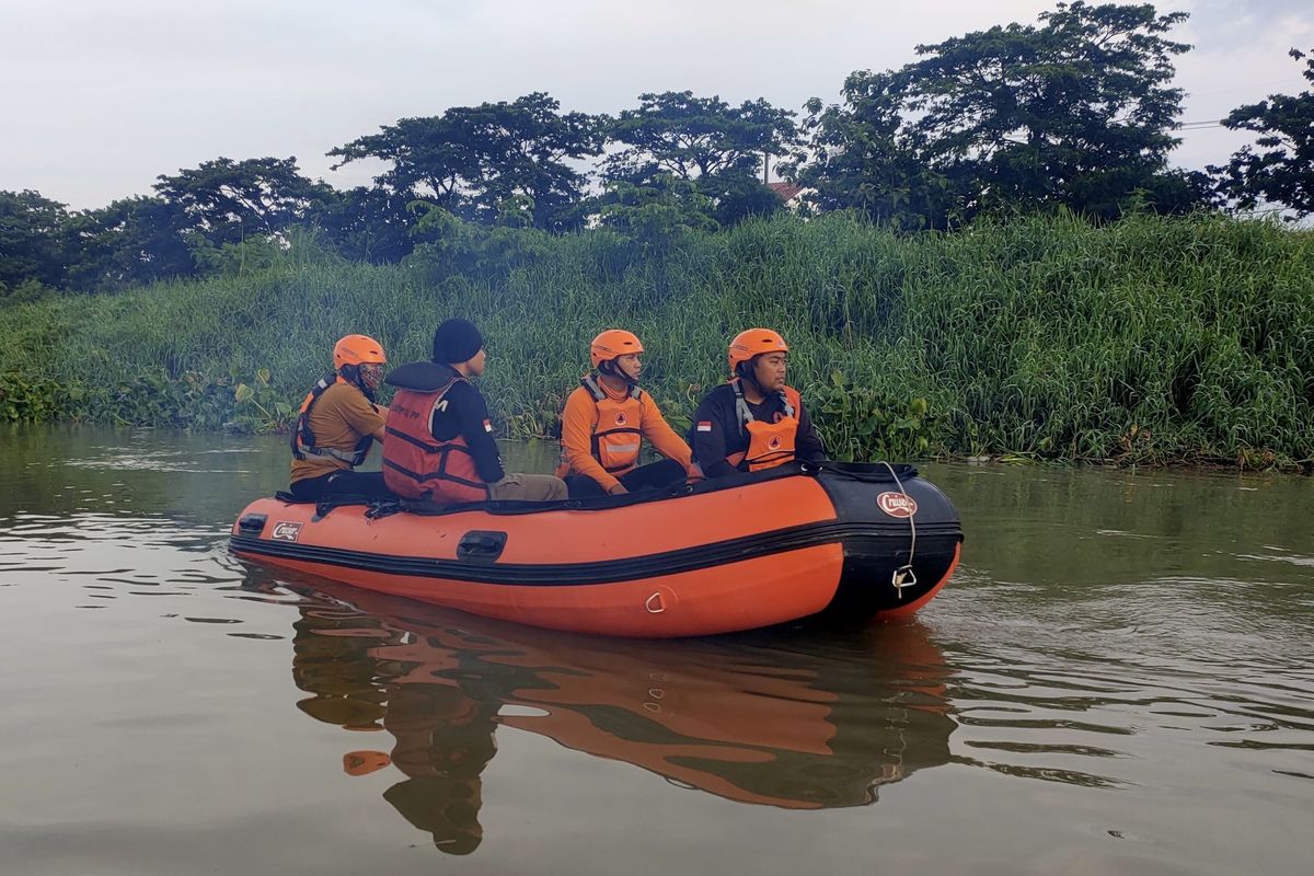 Petugas BPDB Surabaya saat patroli, Senin (27/1/2025).