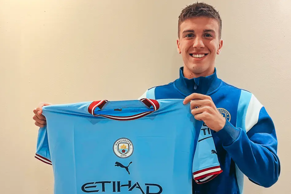 Pemain asal Argentina, Maximo Perrone, diboyong Manchester City dari Velez Sarsfield pada Januari 2023. Perrone sudah bermain dalam dua pertandingan bersama Man City.