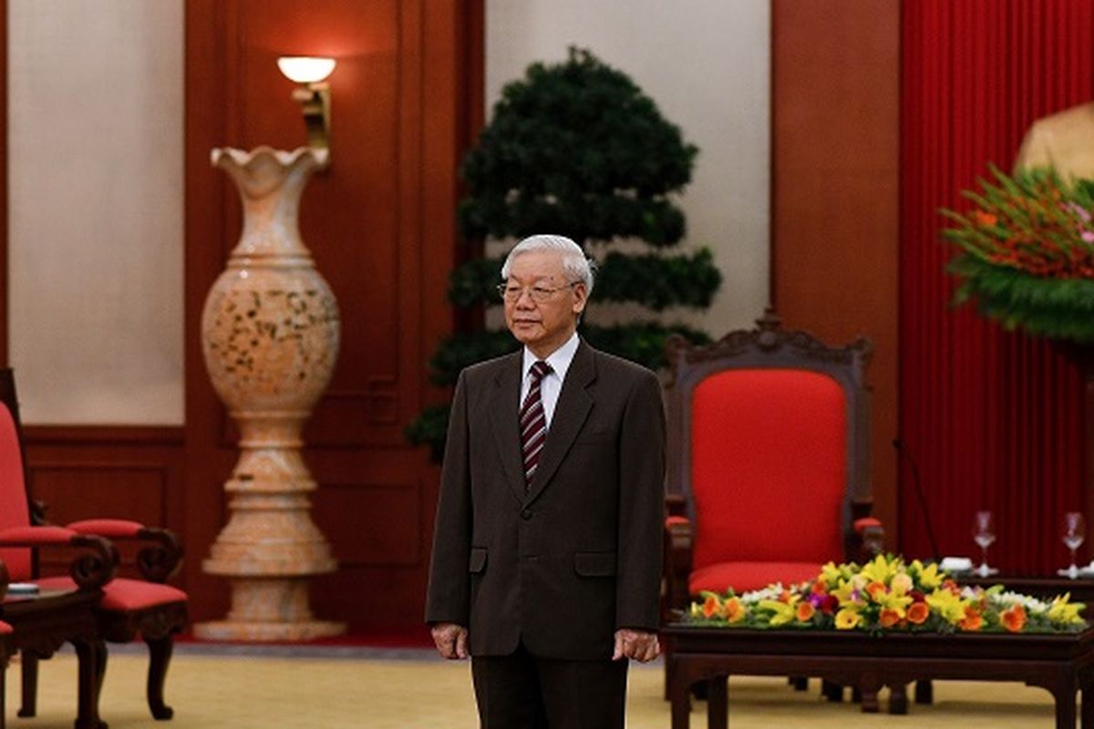 Presiden dan Sekretaris Jenderal Partai Komunis Vietnam Nguyen Phu Trongsedang menunggu kedatangan Perdana Menteri Belanda Mark Rutte di kantor pusat partai di Hanoi pada 9 April 2019. (MANA VATSYAYANA/AFP)