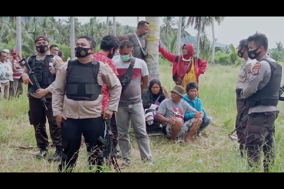Keluarga Bojes (ibunya menggunakan jilbab hitam, neneknya jilbab merah, turut menyaksikan saat jenazah di masukan ke dalam mobil ambulance menuju Palu, Selasa (17/11/2020)