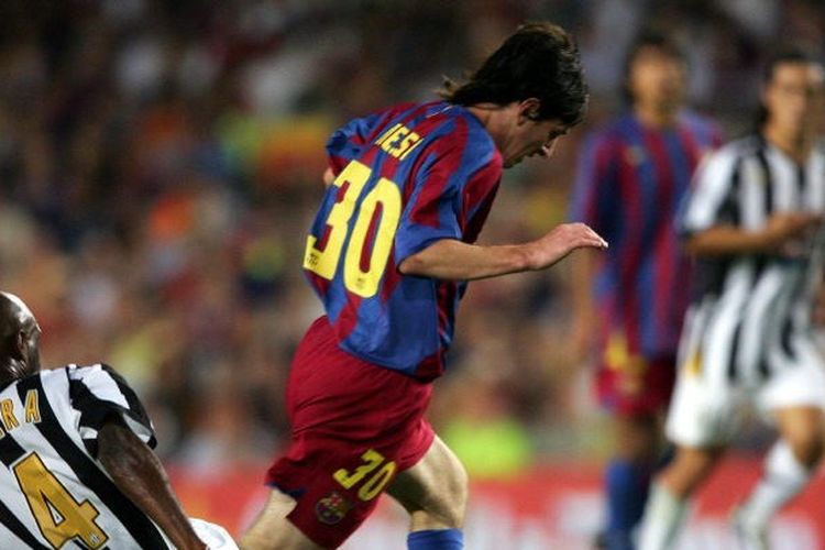 Penyerang Barcelona, Lionel Messi, ditekel oleh gelandang Juventus, Patrick Vieira, dalam sebuah pertandingan uji coba di Stadion Camp Nou, Barcelona, pada tanggal 24 Agustus 2005. (Foto oleh LLUIS GENE/AFP)