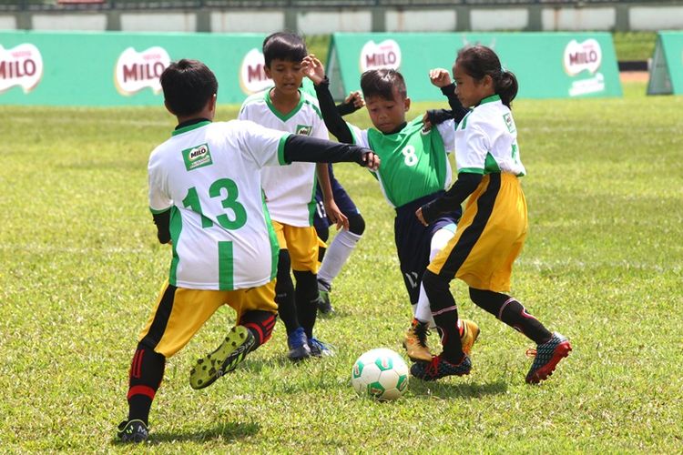 Suasana pertandingan babak penyisihan final regional MILO Football Championship Medan di Stadion Teladan Sabtu (9/3).