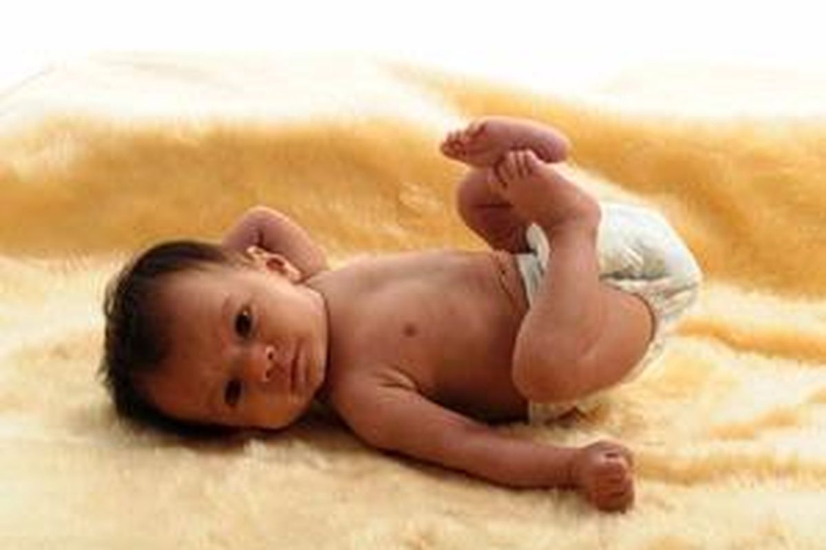 Pindah-pindahkan posisi kepalanya saat tidur, agar tidak peyang.