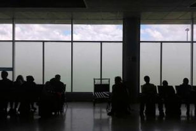 Aktivitas penumpang di Bandara Internasional Lombok, Praya, Lombok Tengah, Nusa Tenggara Barat,  Kamis (12/11/2015). Bandara dibuka setelah sepekan lebih ditutup karena terganggu debu vulkanik erupsi anak Gunung Rinjani.