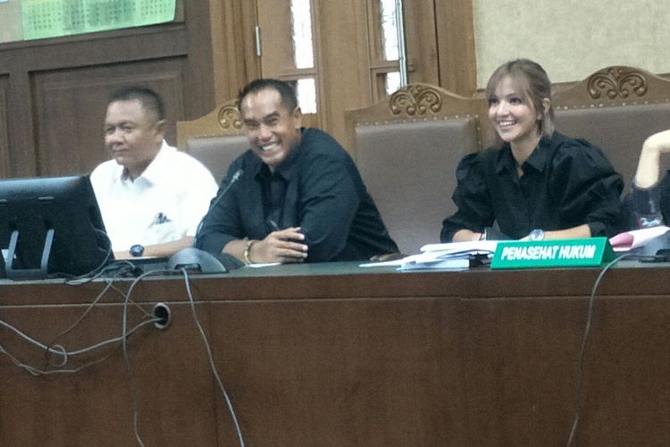Terdakwa kasus penyalahgunaan narkoba, artis Nia Ramadhani (kanan) dan suaminya, Ardi Bakrie (tengah), dan sopir mereka, Zen Vivanto (kiri) sidang perdana di Pengadilan Negeri Jakarta Pusat usai, Kamis (2/12/2021).