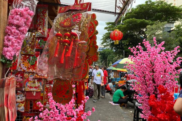 Pernak-pernik khas Imlek dijual di sepanjang ruas jalan di kawasan Pecinan, Glodok, Jakarta Barat, Rabu (18/1/2023). Pedagang maupun pembeli ramai memadati kawasan itu menjelang Tahun Baru China. 