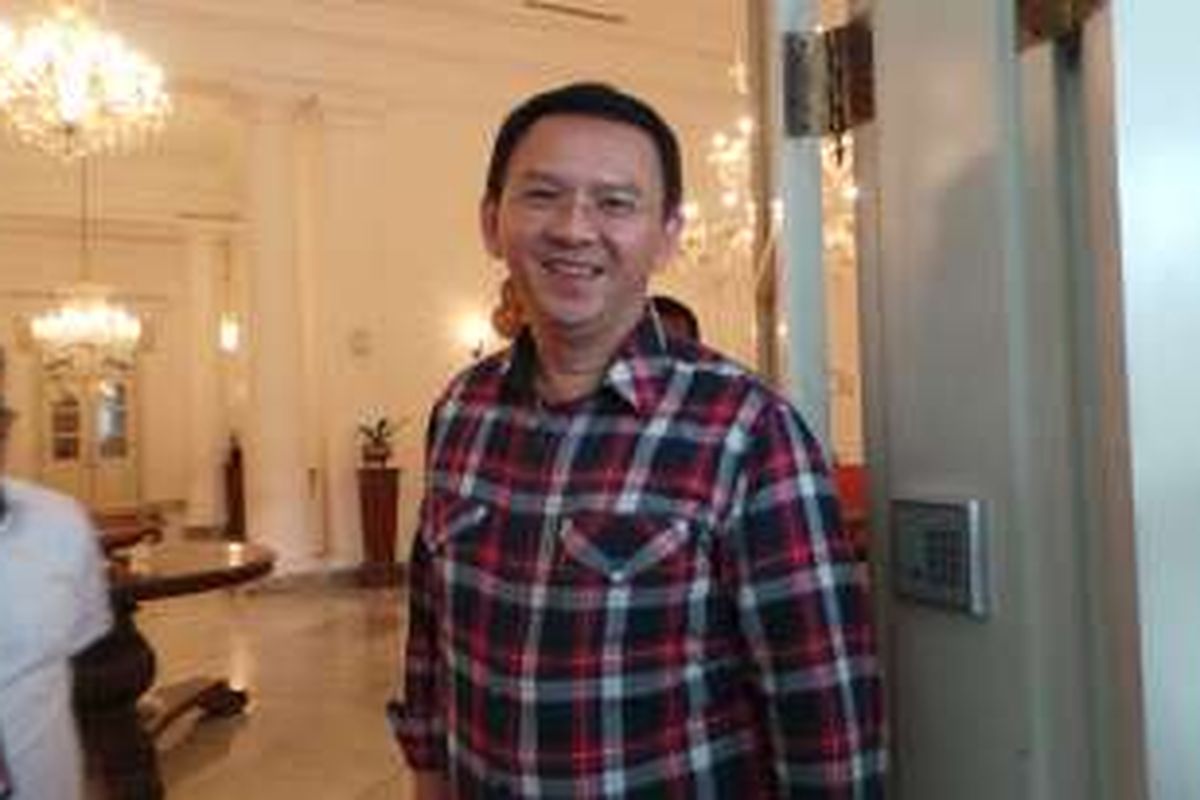 Gubernur DKI Jakarta Basuki Tjahaja Purnama (Ahok) memamerkan kemeja kotak-kotak barunya yang akan digunakan untuk kampanye Pilkada DKI Jakarta 2017 kepada Kompas.com, di Balai Kota DKI Jakarta, Rabu (21/9/2016).