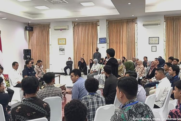 Presiden Joko Widodo didampingi Mensesneg Pratikno dan Menteri BUMN Erick Thohir saat melakukan dialog dengan anak-anak muda di Aceh, Jumat (10/2/2023).