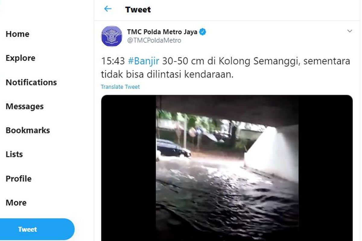 Video di akun Twitter TMC Polda Metro Jaya menayangkan kondisi kolong Semanggi, Jakarta, yang tergenang banjir.