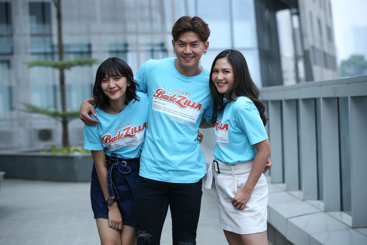 Sheila Dara Aisha, Rafael Tan, dan Jesica Mila berpose saat promo film Bridezilla di Kantor Redaksi Kompas.com, Menara Kompas, Jakarta, Rabu (3/7/2019). Film bergenre drama komedi ini rencananya akan diputar di bioskop Agustus mendatang.