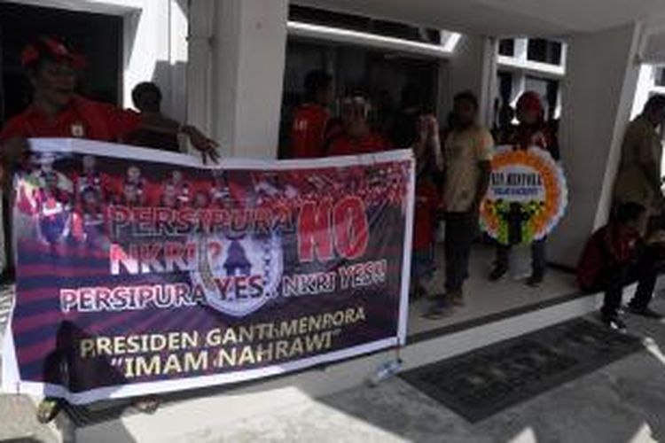 Sejumlah Spanduk yang berisi kecaman kepada Menpora yang dibawa Persipura Mania dalam unjukrasa di Kantor DPR Papua, Selasa (26/5/2015).