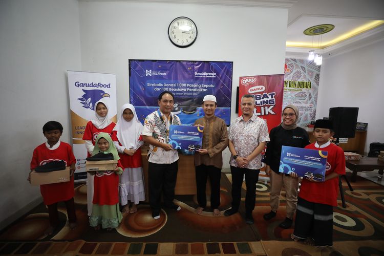 Penyerahan bantuan kepada perwakilan 40 anak di Yayasan Cinta Yatim dan Dhuafa, Tangerang Selatan, Banten dilakukan secara simbolis dilakukan oleh Presdir Garuda Beverage sekaligus Direktur Garudafood Fransiskus Johny Soegiarto (27/3/2024).