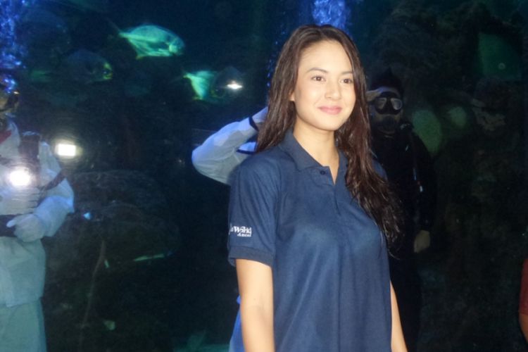 Aurelie Moeremans setelah mengibarkan bendera merah putih dalam akuarium Seaworld, Ancol, Jakarta Utara, Kamis (17/8/2017).