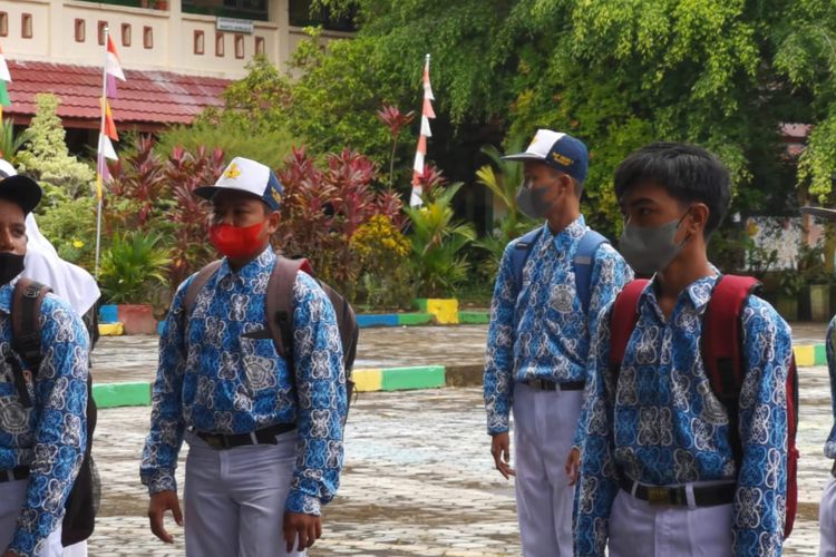 Sejumlah pelajar SMP 1 Nunukan Kaltara di hari pertama PTM. Sementara hanya pelajar yang sudah vaksin yang diperbolehkan masuk sekolah