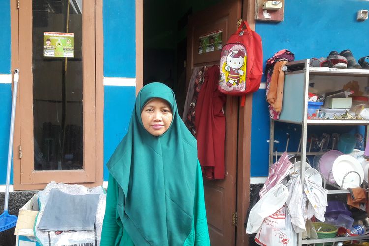 Eha Soleha (44) Penjual Kopi Keliling yang kini maju sebagai calon anggota DPRD saat ditemui di kontrakannya di Lingkungan Periuk, Kota Cilegon, Kamis (4/4/2019)