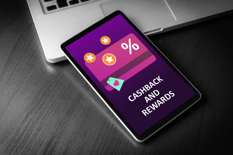 Ilustrasi cashback dan reward dari poin. 