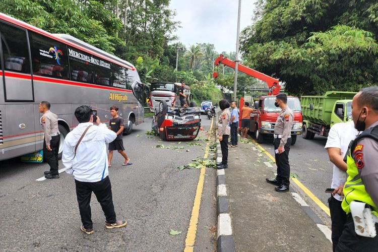 Petugas mengevakuasi mobil yang terguling di JLS.