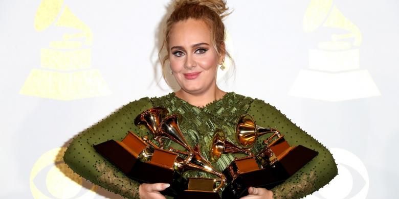 Adele berpose dengan lima trofi Grammy yang didapatnya dalam Grammy Awards 2017 yang digelar di Staples Center, Los Angeles, Minggu (12/2/2017).