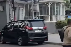 Alphard Dikemudikan Polisi Pengintimidasi Satpam Bundaran HI Tunggak Pajak sejak 2023