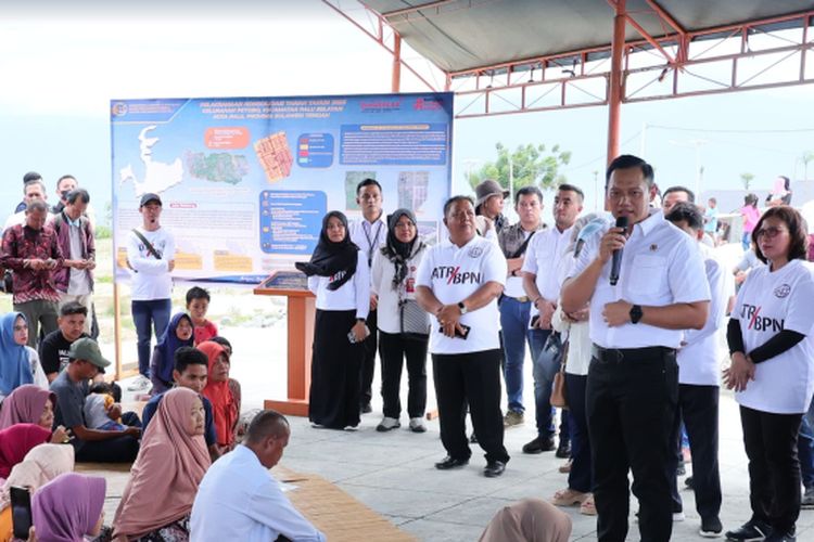 Menteri Agraria dan Tata Ruang/Kepala Badan Pertanahan Nasional (ATR/BPN), Agus Harimurti Yudhoyono (AHY) saat menyerahkan 655 sertifikat hasil dari program konsolidasi tanah di Kelurahan Petobo, Kota Palu, pada Minggu (28/04/2024).