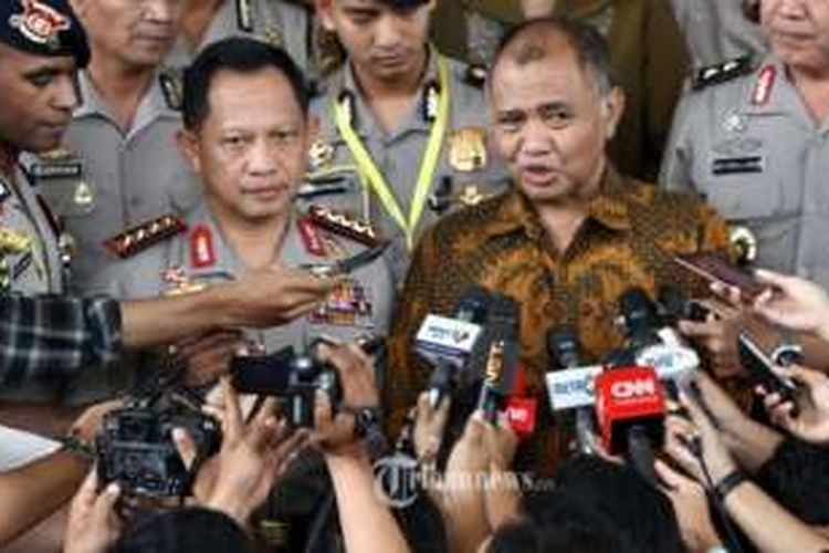 Kapolri Jenderal Polisi Tito Karnavian bersama Ketua KPK Agus Rahardjo usai melakukan pertemuan, di Gedung KPK, Jakarta, Jumat (19/8/2016). Pertemuan tersebut membicarakan prihal Joint Investigation dalam penanganan kasus korupsi, terkait kelebihan keduanya sebagai lembaga penegak hukum.