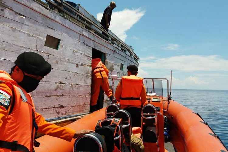 Lambung Kapal Bocor Tabrak Rumpon, Tim SAR Evakuasi ABK Dan Penumpang