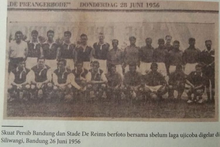 Foto klip dari koran De Preangebode yang menunjukkan skuad Persib Bandung dan Stade De Reims sebelum laga persahabatan pada 28 Juni 1956.