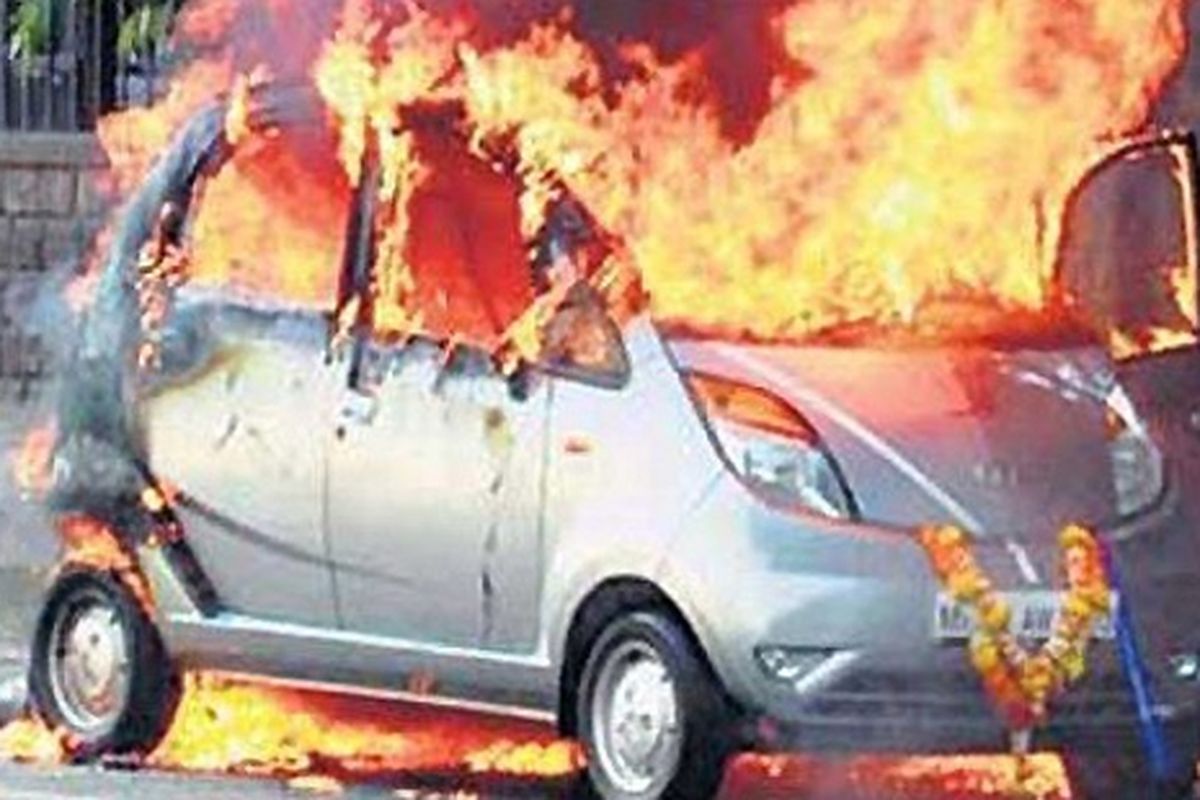 Kejadian Tata Nano terbakar di Mumbai 3 tahun lalu