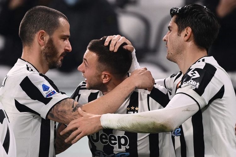 Federico Bernardeschi merayakan gol pada laga Juventus vs Cagliari. Bianconeri kian mendekati zona Liga Champions Serie A setelah menumbangkan tim papan bawah Cagliari 2-0 pada Rabu (22/12/2021) dini hari WIB.