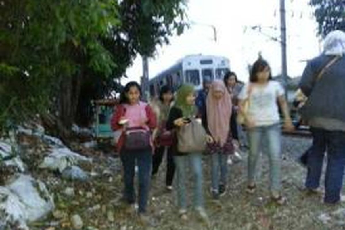 Penumpang kereta listrik rute Jatinegara-Bogor terpaksa turun setelah kereta tersebut mogok dalam perjalanan dari Manggarai menuju Tebet, Kamis (30/1/2014) petang.