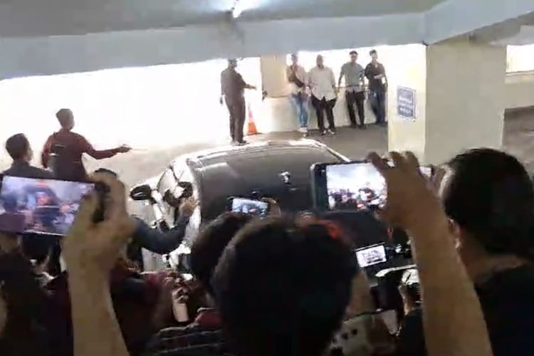 Soal Reshuffle Kabinet, Mendiktisaintek Satryo Bungkam saat Ditanya Wartawan