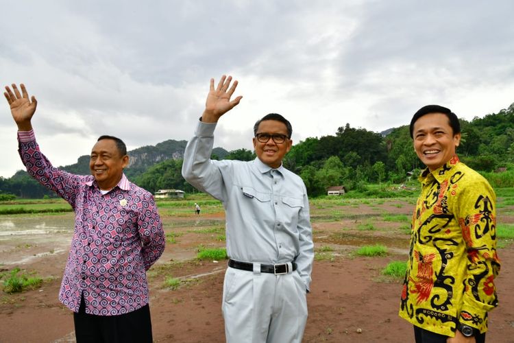 Gubernur Sulawesi Selatan Nurdin Abdullah saat meninjau pembangunan jalan Bua-Rantepao bersama Kepala Dinas Pekerjaan Umum dan Penataan Ruang Sulsel, Rudy Djamaluddin dan Bupati Toraja Utara, Kalatiku Paembonan, Minggu (8/3/2020).