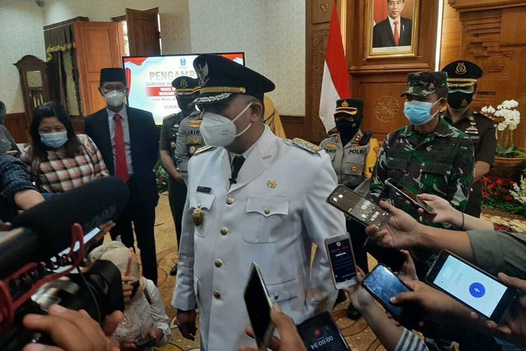 Whisnu Sakti Buana usai dilantik menjadi wali kota Surabaya definitif di Gedung Negara Grahadi Surabaya, Kamis (11/2/2021).