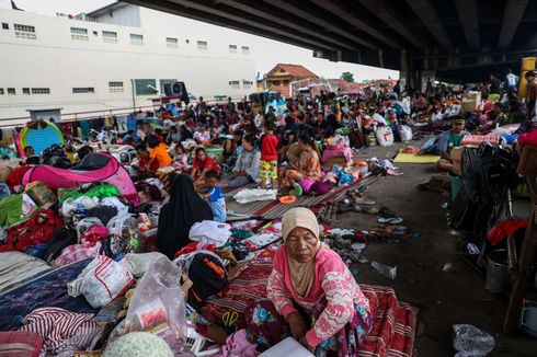Wapres Serahkan 1.500 Paket Sembako dari Presiden Jokowi untuk Korban Banjir Subang