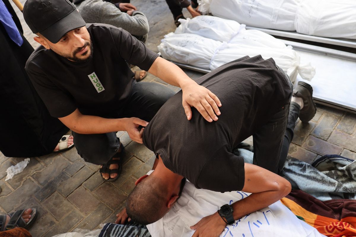 Seorang pria Palestina meratapi jenazah yang tewas akibat serangan Israel di Rafah, Jalur Gaza selatan, Selasa (7/11/2023), dalam lanjutan perang Hamas vs Israel terbaru.