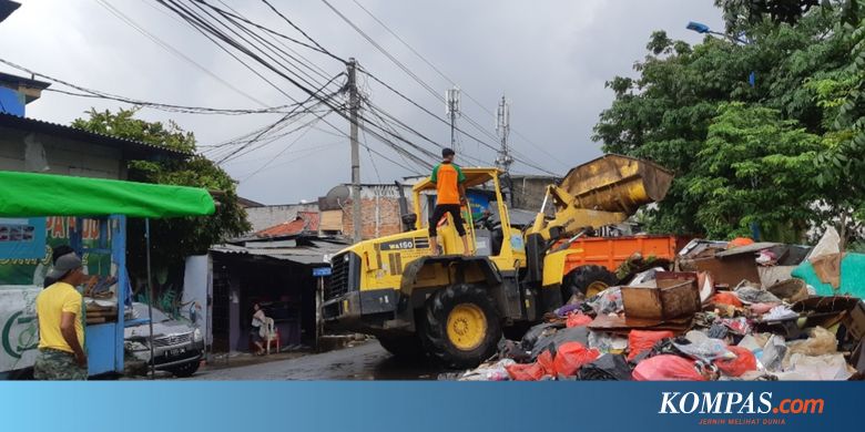 Cerita Rukmayadi, Berjibaku dengan Baunya Sampah Pasca Banjir